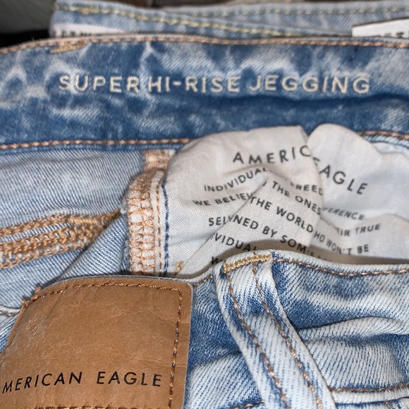 American Eagle Distressed Super Hi-Rise Jeggings 2 Short - Picture 4 of 9